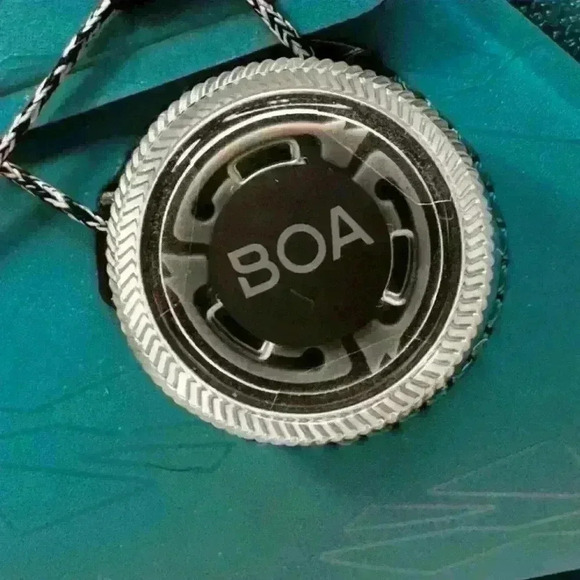 Like New, Never worn. Shimano IC3 biking shoes in sz 42. BOA tightening system. - Picture 9 of 15